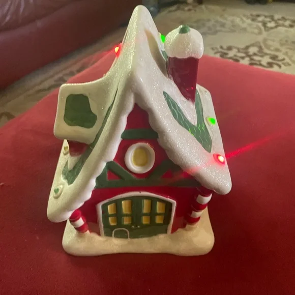 NWT Hallmark 2012 Light-Up Musical Santa's Workshop North Pole Village - Picture 3 of 6